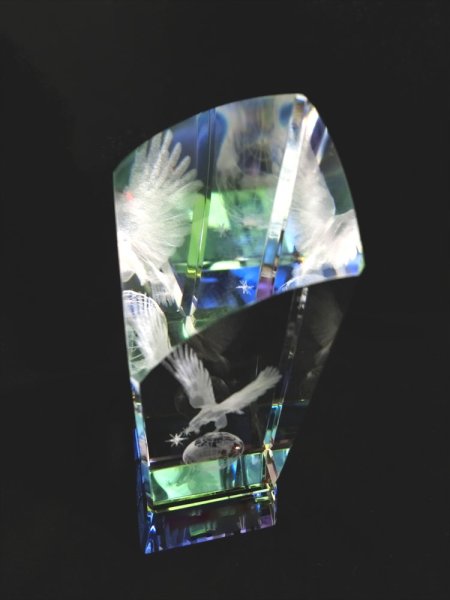 画像3: 3Dイーグル/ワシを閉じ込めたクリスタルトロフィー　BW-2156（旧：BW-2418） 【30%OFF】【文字代無料】 (3)